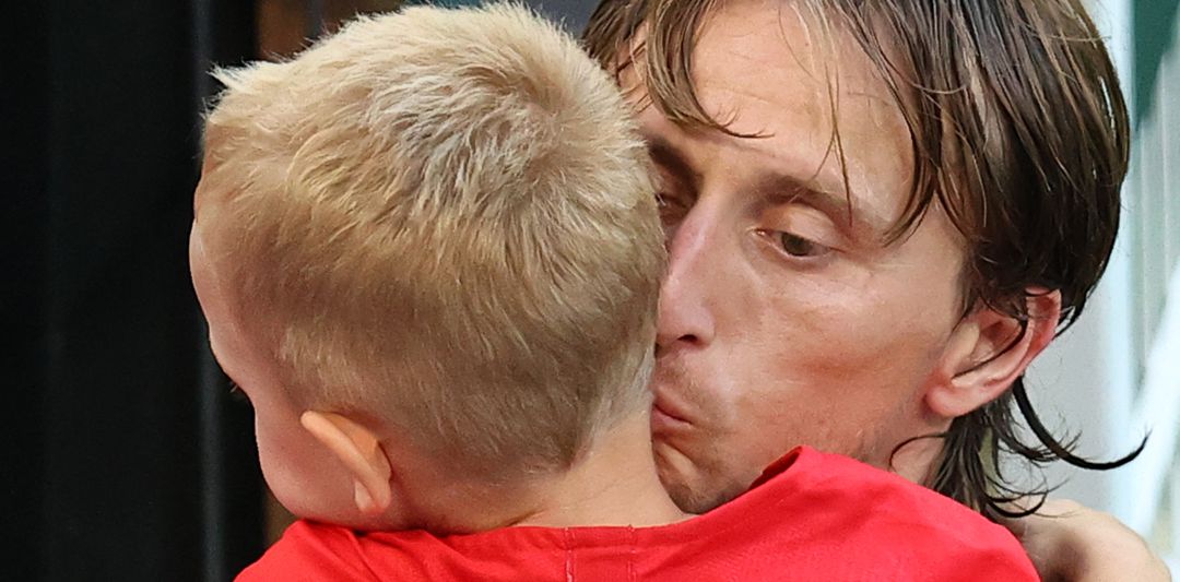 Luka Modric consola a un familiar tras la derrota de Croacia ante España Luka Modric consola a un familiar tras la derrota de Croacia ante España
