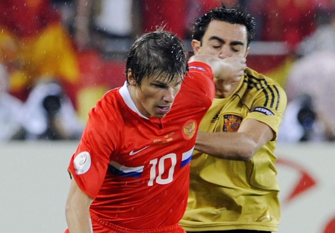 Andrey Arshavin desborda a Xavi en la semifinal de la Eurocopa 2008 Andrey Arshavin desborda a Xavi en la semifinal de la Eurocopa 2008