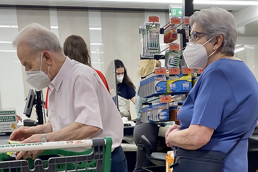 Pensionistas comprando en el supermercado. Pensionistas comprando en el supermercado.
