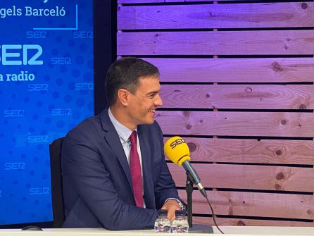 Pedro Sánchez, en el estudio Toresky de Radio Barcelona, durante la entrevista. Pedro Sánchez, en el estudio Toresky de Radio Barcelona, durante la entrevista.