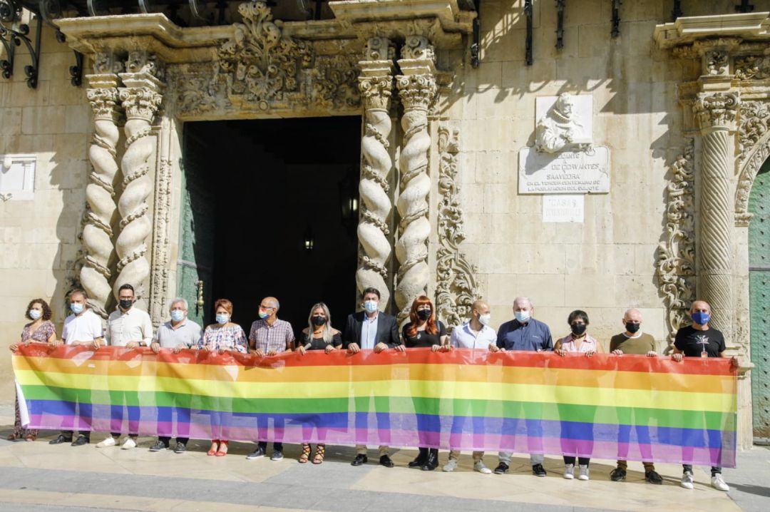 Acto de colocación de la bandera LGTBI en la plaza del Ayuntamiento Acto de colocación de la bandera LGTBI en la plaza del Ayuntamiento