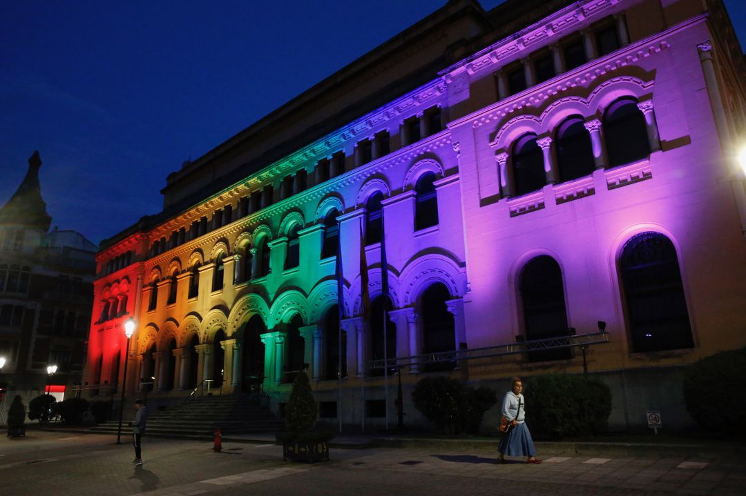 La sede de la Presidencia del Gobierno de Asturias luce desde el Domingo iluminada con los colores del arcoíris La sede de la Presidencia del Gobierno de Asturias luce desde el Domingo iluminada con los colores del arcoíris