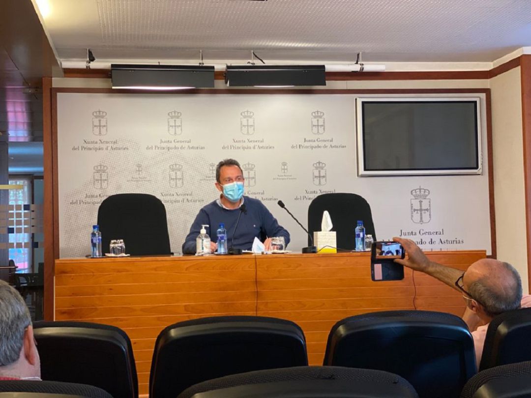 Ovidio Zapico se dirige a los periodistas en la sala de prensa de la Junta General Ovidio Zapico se dirige a los periodistas en la sala de prensa de la Junta General