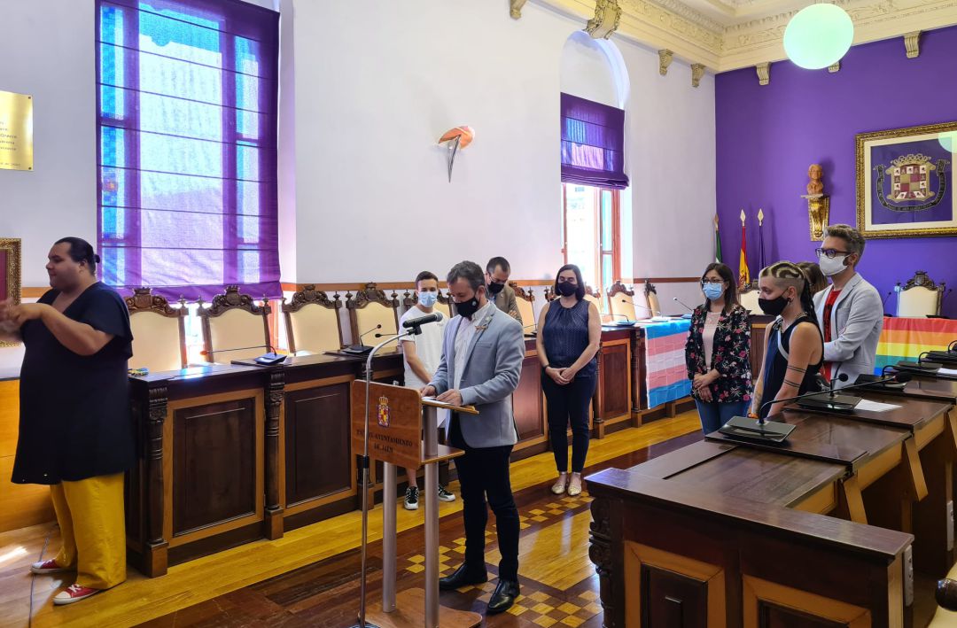 Acto LGTBI en el salón de plenos del Ayuntamiento jiennense con la presencia de todos los partidos políticos a excepción, una vez más, de VOX Acto LGTBI en el salón de plenos del Ayuntamiento jiennense con la presencia de todos los partidos políticos a excepción, una vez más, de VOX