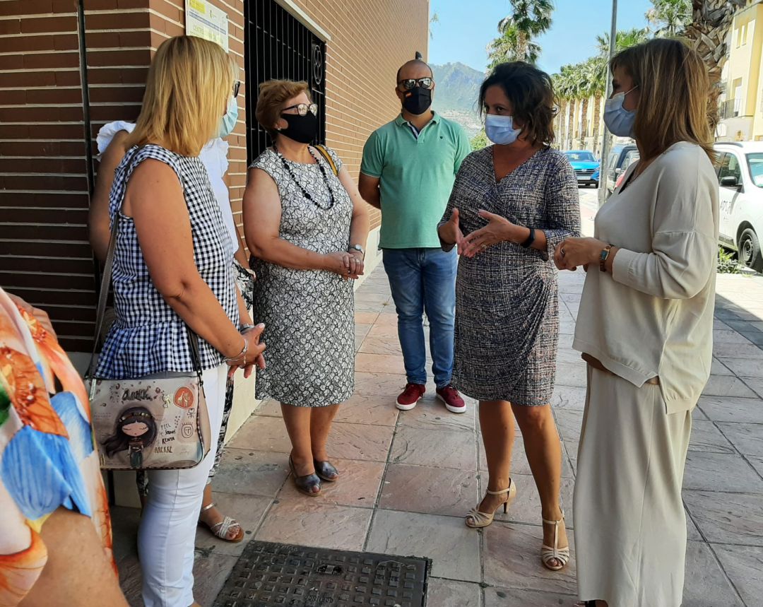 La presidenta, Margarita Hidalgo, primera a la izquierda, con su junta directiva reciben a viceconsejera, Catalina García, segunda por la derecha, y delegada de Salud y Familias, Trinidad Rus La presidenta, Margarita Hidalgo, primera a la izquierda, con su junta directiva reciben a viceconsejera, Catalina García, segunda por la derecha, y delegada de Salud y Familias, Trinidad Rus