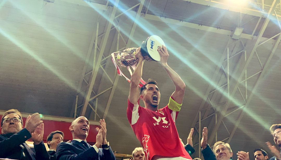 Armando levanta la Copa RFEF en 2019 Armando levanta la Copa RFEF en 2019