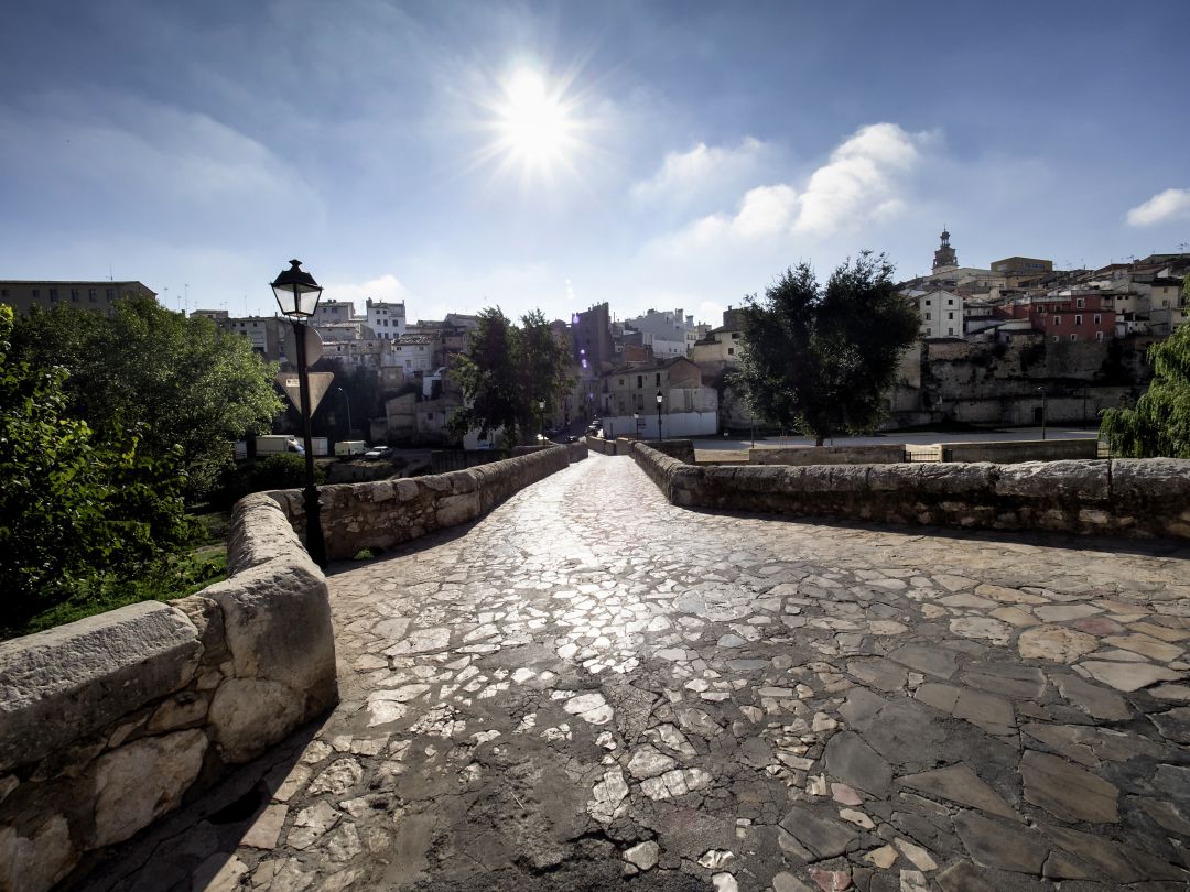 El pont Vell d'Ontinyent amb el sol al fons El pont Vell d'Ontinyent amb el sol al fons