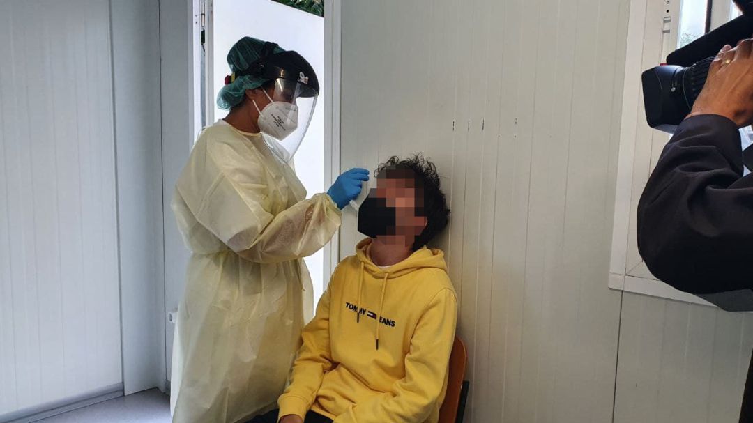 Alumnos de Bachillerato de varios centros de la ciudad han sido citados para un cribado masivo tras el macrobrote con epicentro en Mallorca Alumnos de Bachillerato de varios centros de la ciudad han sido citados para un cribado masivo tras el macrobrote con epicentro en Mallorca