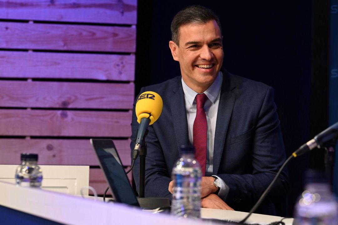 El presidente del Gobierno, Pedro Sánchez, en los estudios de Radio Barcelona Cadena SER este lunes El presidente del Gobierno, Pedro Sánchez, en los estudios de Radio Barcelona Cadena SER este lunes