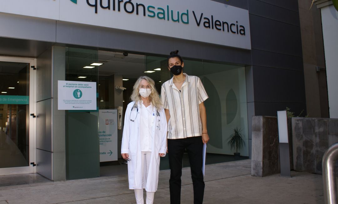 La doctora Catheline Lauwers y la jugadora Alba Torrens La doctora Catheline Lauwers y la jugadora Alba Torrens