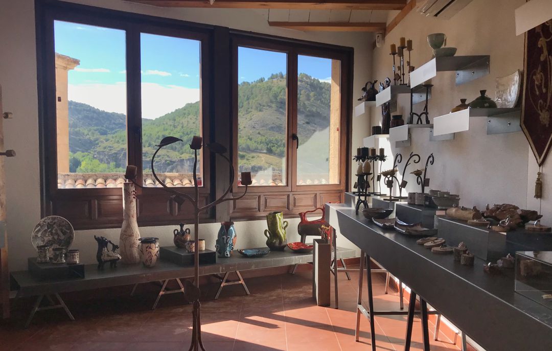 Sala de exposición y venta del Centro de Oficios Artesanos Conquenses ubicado en la Casa del Curato de Cuenca. Sala de exposición y venta del Centro de Oficios Artesanos Conquenses ubicado en la Casa del Curato de Cuenca.