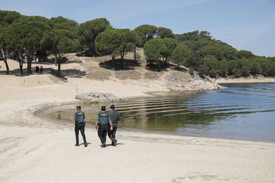 Agentes de la Guardia Civil patrullan por el pantano de San Juan Agentes de la Guardia Civil patrullan por el pantano de San Juan