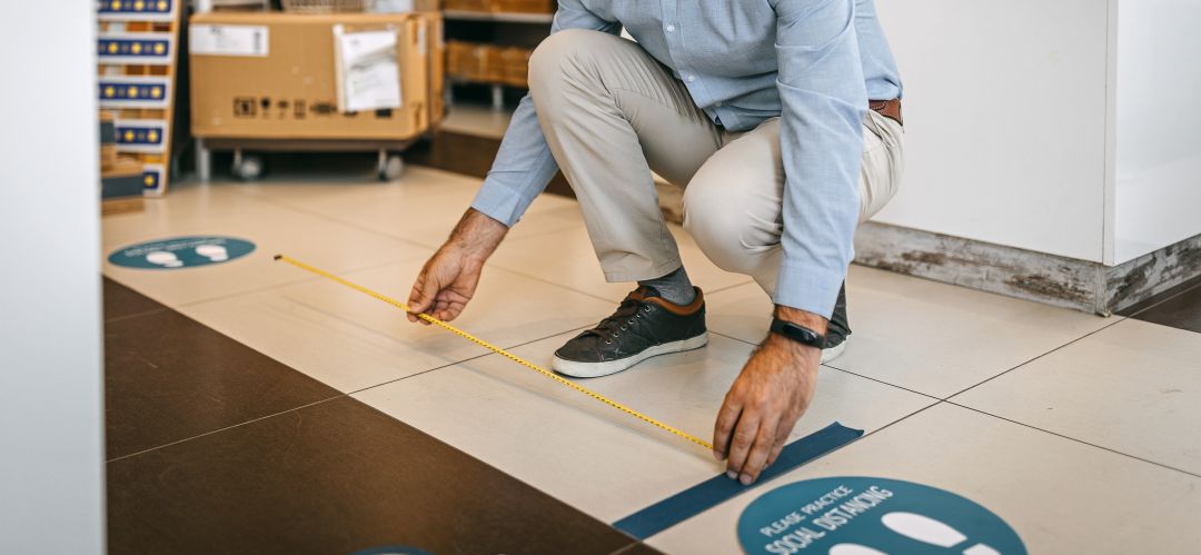 Los comercios también han tenido que habitliar elementos de protección contra la COVID para clientes y trabajadores Los comercios también han tenido que habitliar elementos de protección contra la COVID para clientes y trabajadores