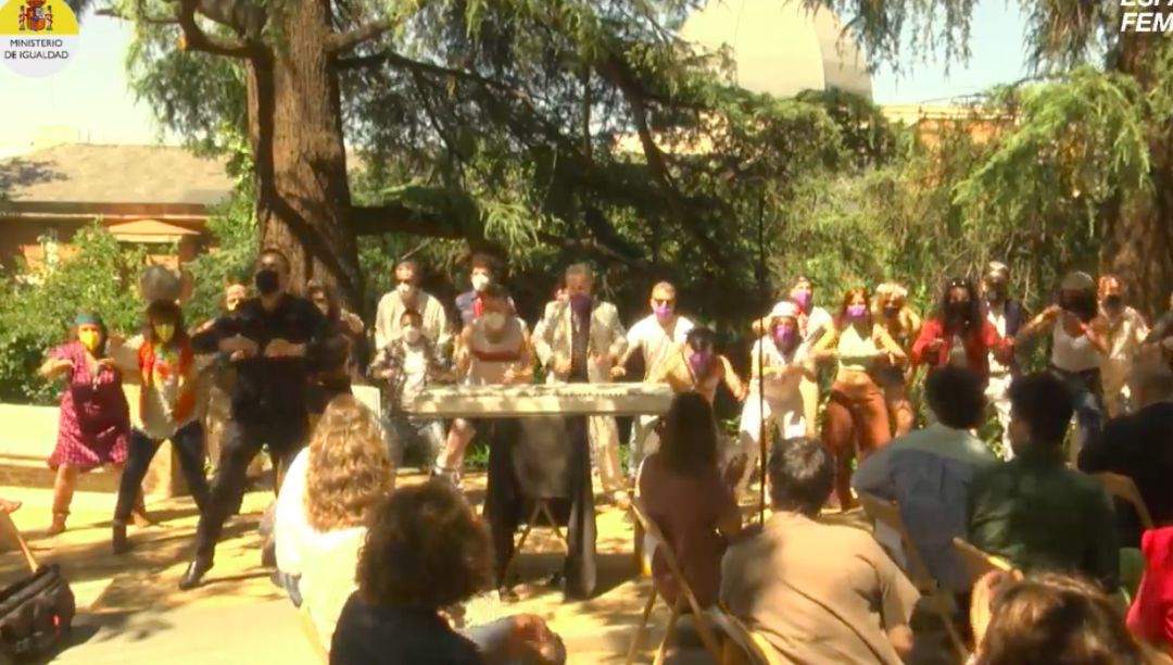 Así ha sido la 'haka maorí' con la que el Ministerio de Igualdad ha celebrado el Día del Orgullo LGTBI. Así ha sido la 'haka maorí' con la que el Ministerio de Igualdad ha celebrado el Día del Orgullo LGTBI.