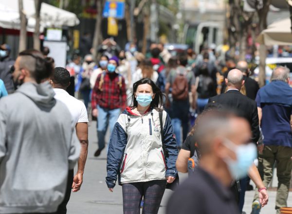 Varias personas caminan con mascarilla
