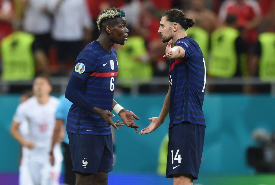 Rabiot y Pogba discutiendo en el terreno del juego después de un gol de Suiza Rabiot y Pogba discutiendo en el terreno del juego después de un gol de Suiza
