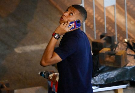 Kylian Mbappé hablando por teléfono después del Francia - Suiza Kylian Mbappé hablando por teléfono después del Francia - Suiza