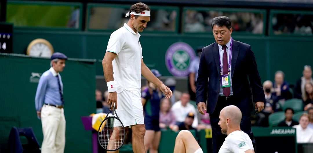 Roger Federer se interesa por Adrian Mannarino cuando ve que su rival no puede continuar por lesión Roger Federer se interesa por Adrian Mannarino cuando ve que su rival no puede continuar por lesión