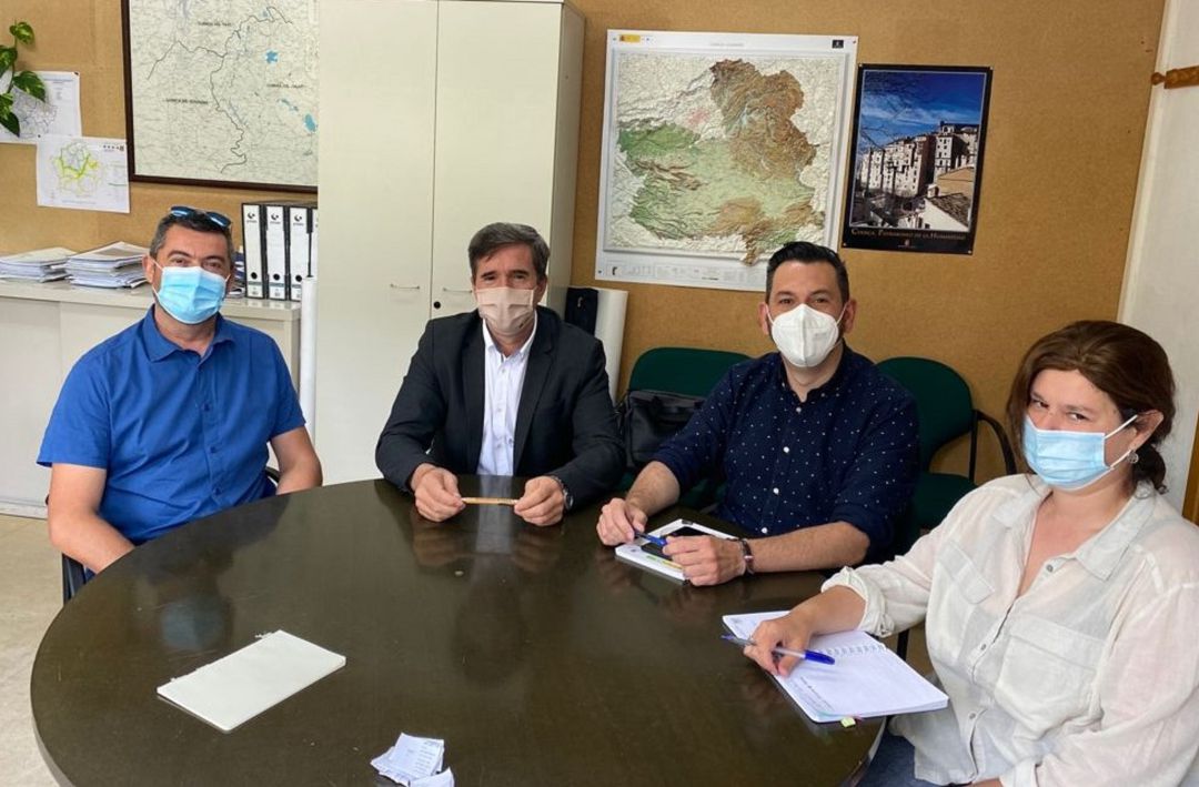 José Ramón Ubiedo, alcalde de Víllora; Rodrigo Molina,delegado provincial de Desarrollo Sostenible y Sergio de Fez, alcalde de Enguídanos. José Ramón Ubiedo, alcalde de Víllora; Rodrigo Molina,delegado provincial de Desarrollo Sostenible y Sergio de Fez, alcalde de Enguídanos.