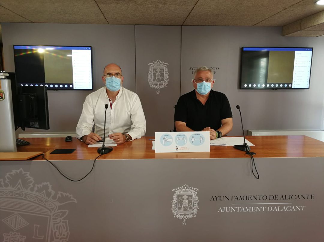 Los portavoces municipales Manuel Villar y Antonio Manresa, durante la rueda de prensa tras la Junta de Gobierno Local Los portavoces municipales Manuel Villar y Antonio Manresa, durante la rueda de prensa tras la Junta de Gobierno Local