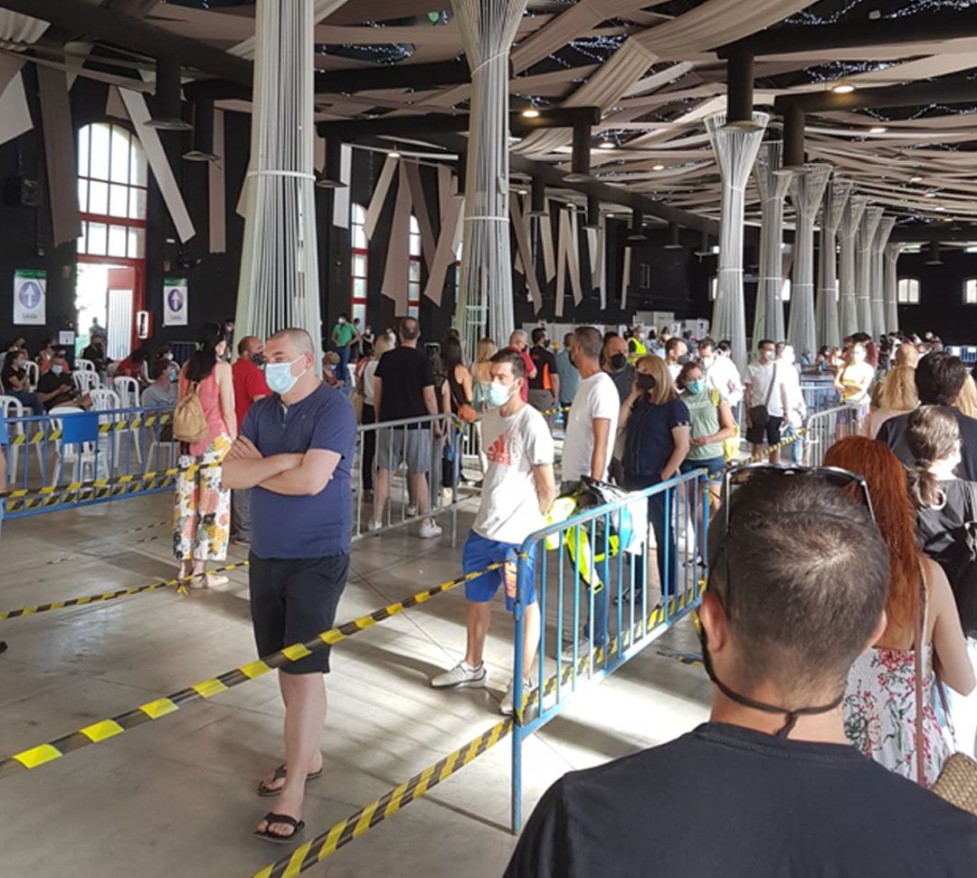 Colas para la vacunación contra la covid en las instalaciones de la Feria de Muestras de Armilla-Granada (FERMASA) Colas para la vacunación contra la covid en las instalaciones de la Feria de Muestras de Armilla-Granada (FERMASA)