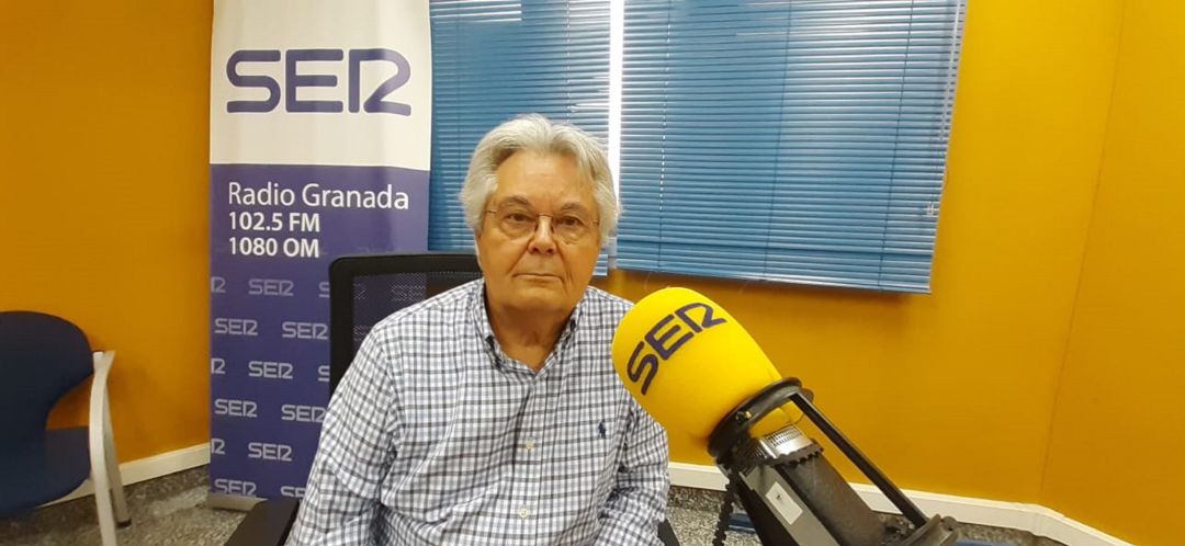 Antonio Jara, tras la entrevista, posa en los estudios de Radio Granada Antonio Jara, tras la entrevista, posa en los estudios de Radio Granada