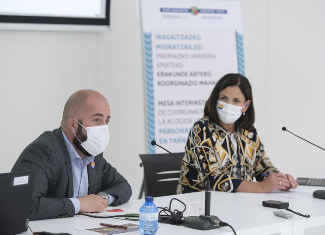 La consejera de Igualdad, Justicia y Políticas Sociales, Beatriz Artolazabal y
Director de Migración y Asilo, Xabier Legarreta La consejera de Igualdad, Justicia y Políticas Sociales, Beatriz Artolazabal y
Director de Migración y Asilo, Xabier Legarreta