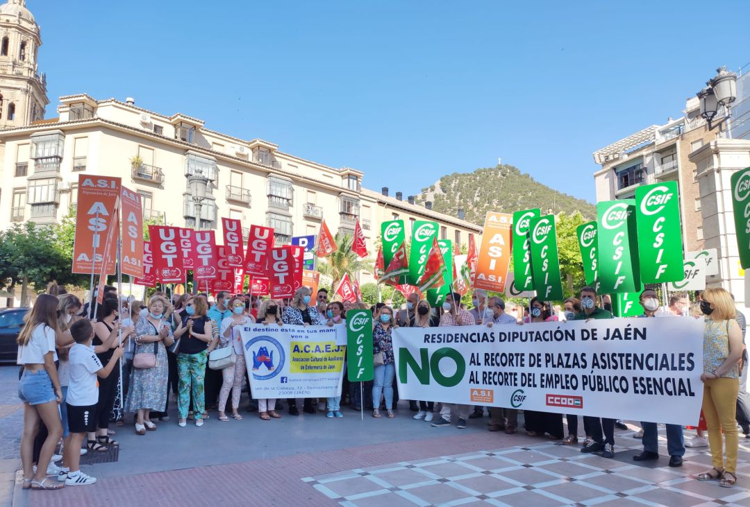 Trabajadores y trabajadoras de las residencias que gestiona la Diputación Provincial de Jaén se han concentrado, este martes, a las puertas del Palacio Provincial Trabajadores y trabajadoras de las residencias que gestiona la Diputación Provincial de Jaén se han concentrado, este martes, a las puertas del Palacio Provincial