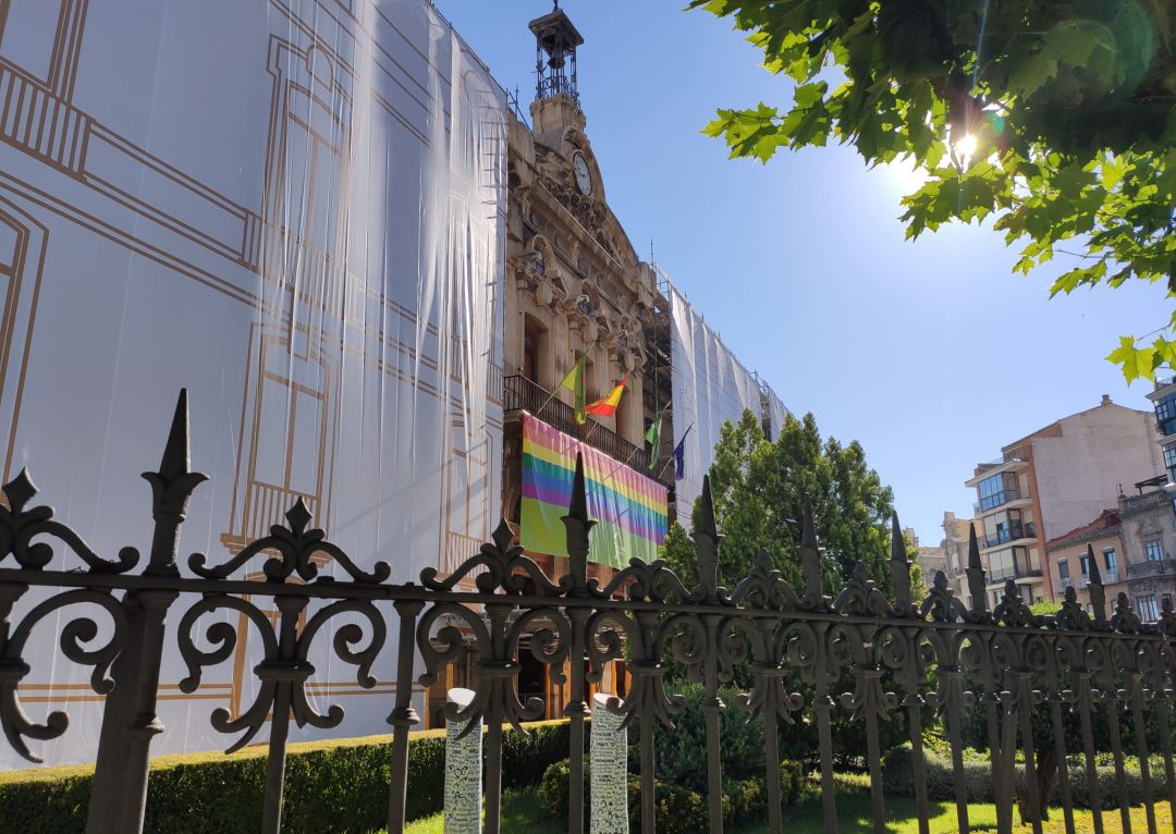 La bandera ArcoIris ondea en la fachada de la Diputación Provincial de Jaén La bandera ArcoIris ondea en la fachada de la Diputación Provincial de Jaén