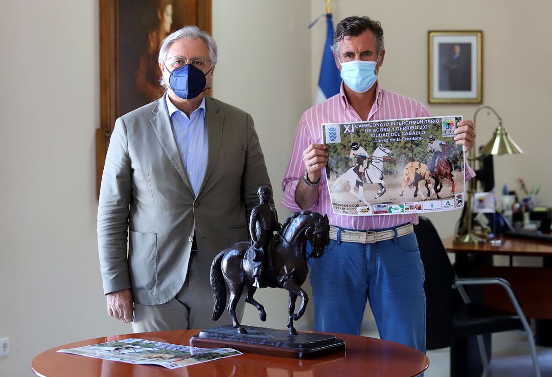 Francisco Camas (izquierda), teniente de alcaldesa de Dinamización Cultural, y Luis Erquicia, presidente de la Asociación Garrochista y vocal de la Federación Hípica Andaluza Francisco Camas (izquierda), teniente de alcaldesa de Dinamización Cultural, y Luis Erquicia, presidente de la Asociación Garrochista y vocal de la Federación Hípica Andaluza