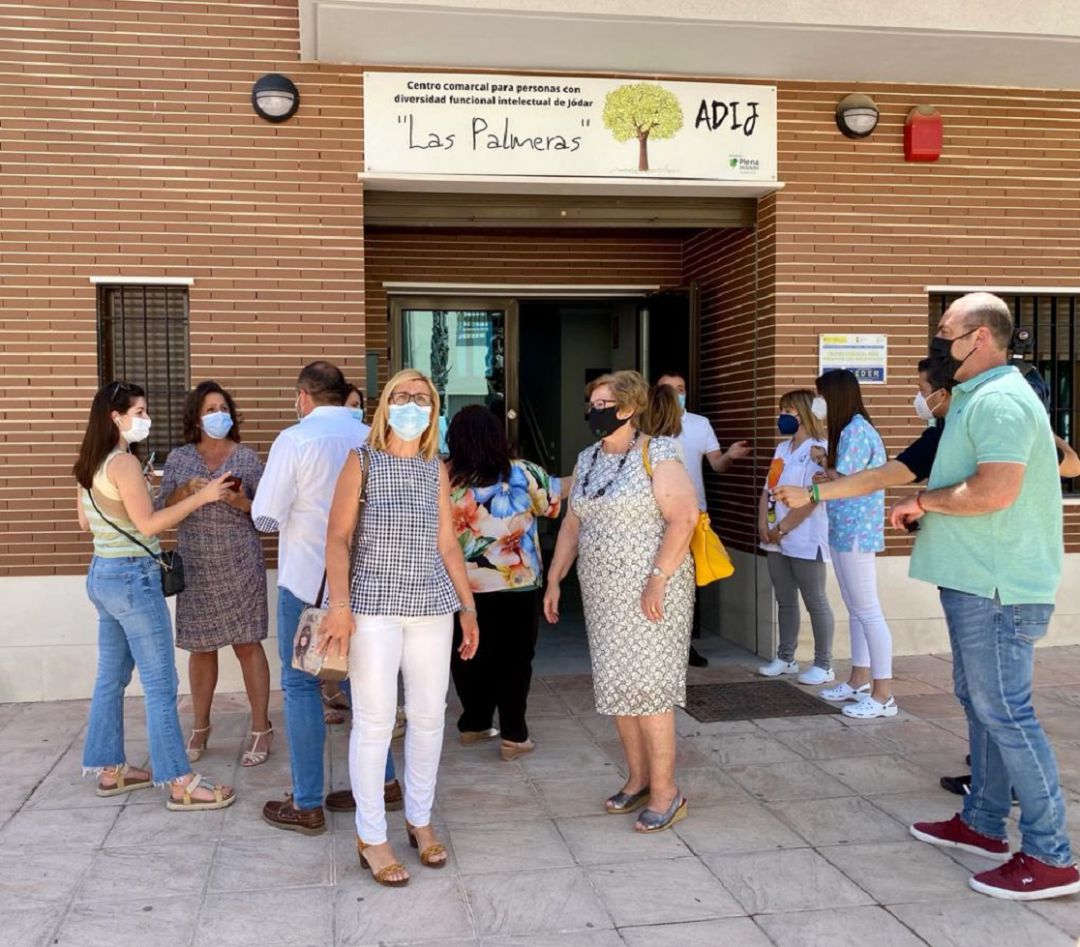 Momento de la visita, en primer plano presidenta y directiva ADIJ, en segundo plano la viceconsejera conversa con el portavoz del PP Momento de la visita, en primer plano presidenta y directiva ADIJ, en segundo plano la viceconsejera conversa con el portavoz del PP