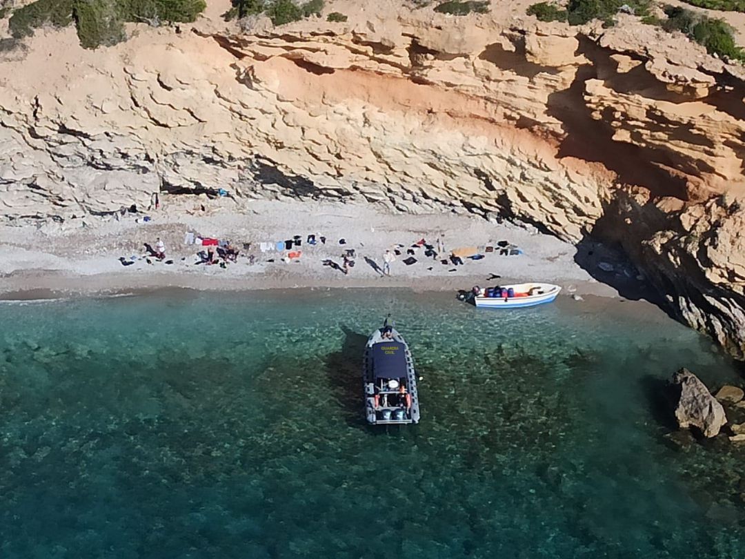 Imagen de una patera localizada en aguas de Cabrera.
Imagen de una patera localizada en aguas de Cabrera.