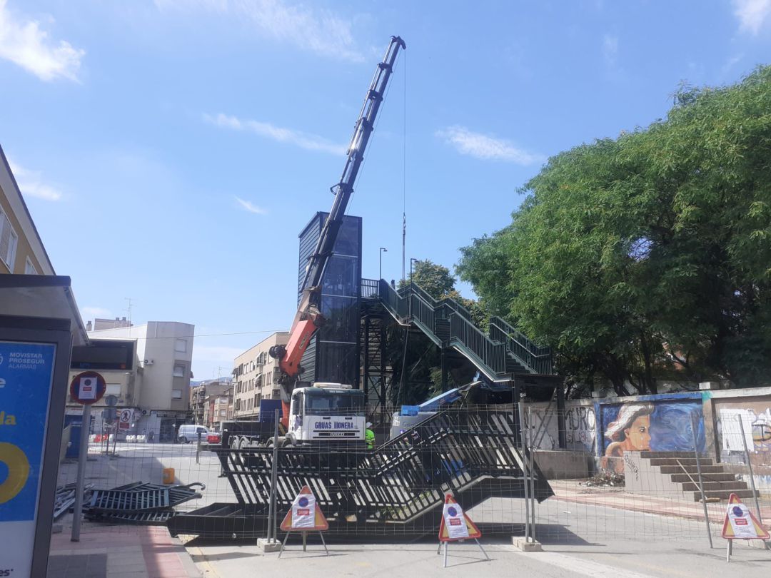 Desmantelamiento de la pasarela de Santiago el Mayor Desmantelamiento de la pasarela de Santiago el Mayor