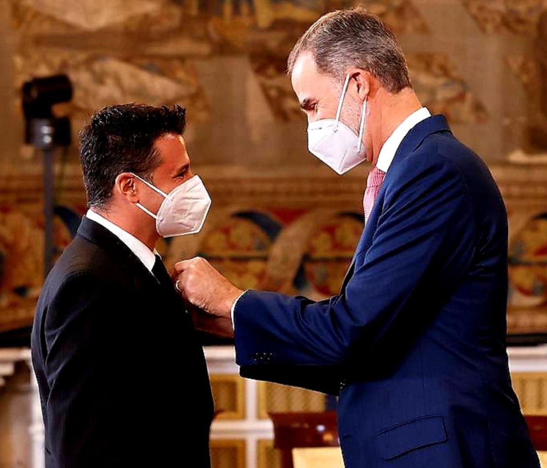 El investigador murciano Esteban Orenes Piñero recibe de manos del Rey Felipe VI la Orden del Mérito Civil El investigador murciano Esteban Orenes Piñero recibe de manos del Rey Felipe VI la Orden del Mérito Civil