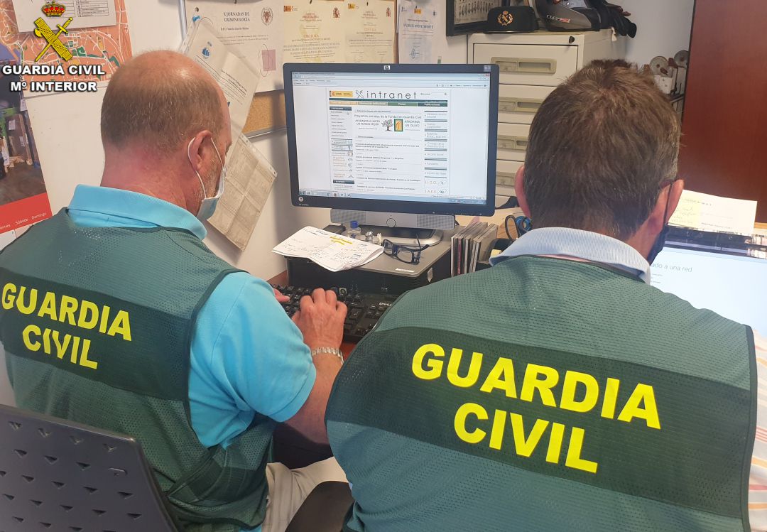 Agentes de la Guardia Civil en el transcurso de una investigación Agentes de la Guardia Civil en el transcurso de una investigación