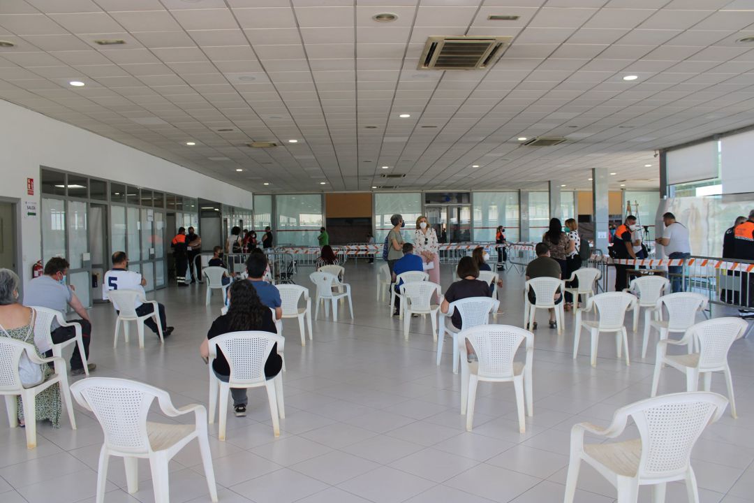 Varias personas esperan tras ser vacunadas Varias personas esperan tras ser vacunadas