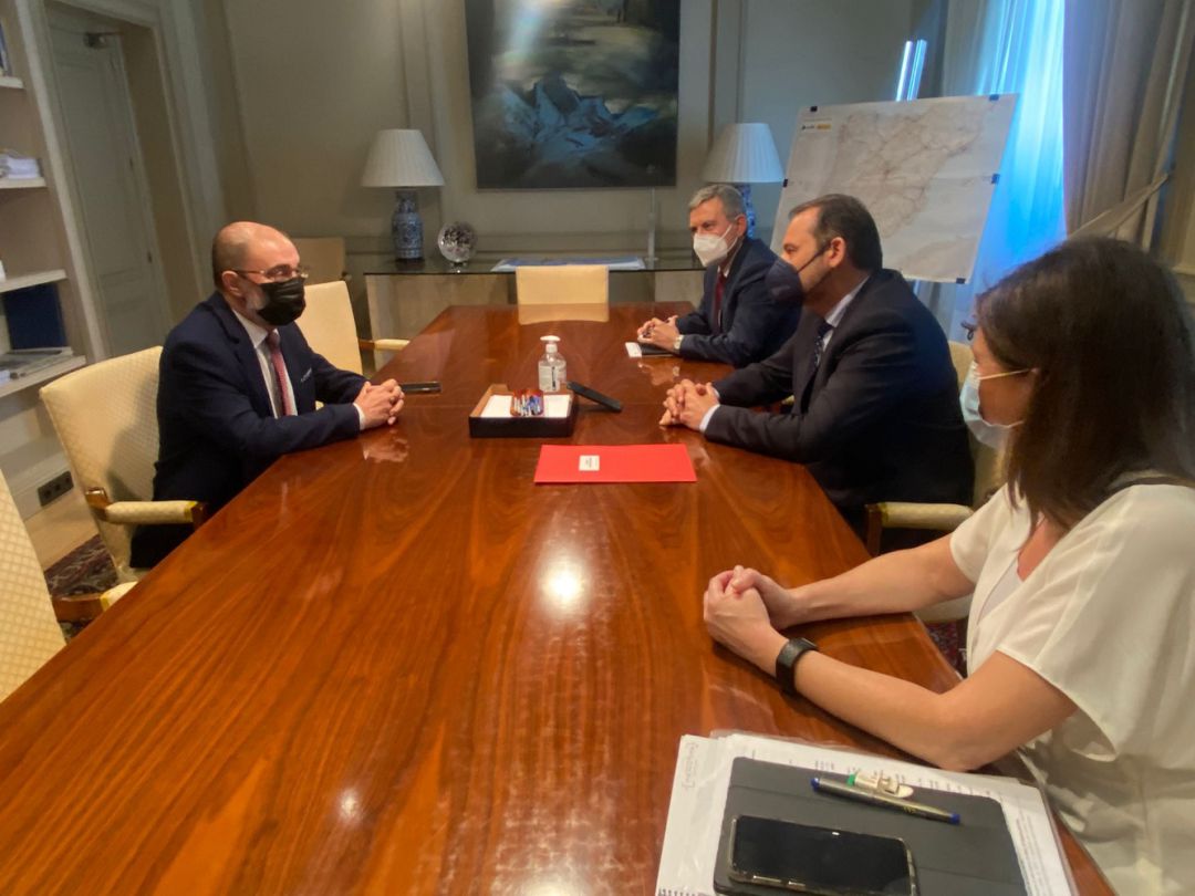 Reunión entre el presidente del Gobierno de Aragón, Javier Lambán, y el ministro de Transportes, José Luis Ábalos. Han asistido también el secretario de Transportes, Movilidad y Agenda Urbana, Pedro Saura, y la secretaria general de Transportes, María José Rallo Reunión entre el presidente del Gobierno de Aragón, Javier Lambán, y el ministro de Transportes, José Luis Ábalos. Han asistido también el secretario de Transportes, Movilidad y Agenda Urbana, Pedro Saura, y la secretaria general de Transportes, María José Rallo