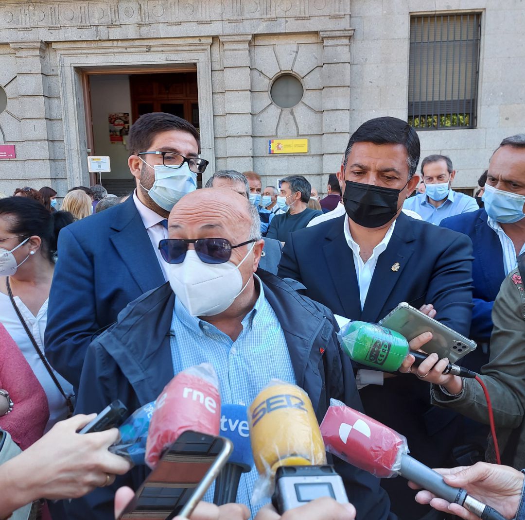 Miembros de la Mesa del Ferrocarril atienden a los medios Miembros de la Mesa del Ferrocarril atienden a los medios