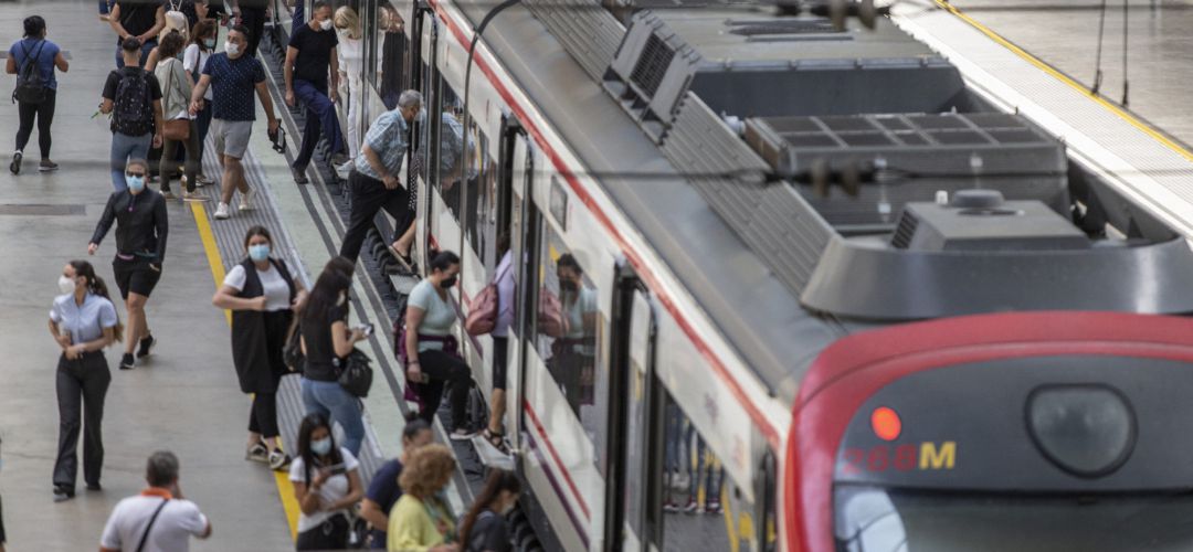 Viajeros suben a un tren de cercanías Viajeros suben a un tren de cercanías