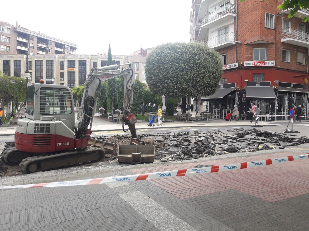 Obras que se están realizando en la calle Augusto G.Linares de Torrelavega. Obras que se están realizando en la calle Augusto G.Linares de Torrelavega.