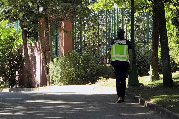 Captura de televisión de uno de los policías que participan en el registro de la casa del empresario José Luis Moreno en Boadilla del Monte Captura de televisión de uno de los policías que participan en el registro de la casa del empresario José Luis Moreno en Boadilla del Monte