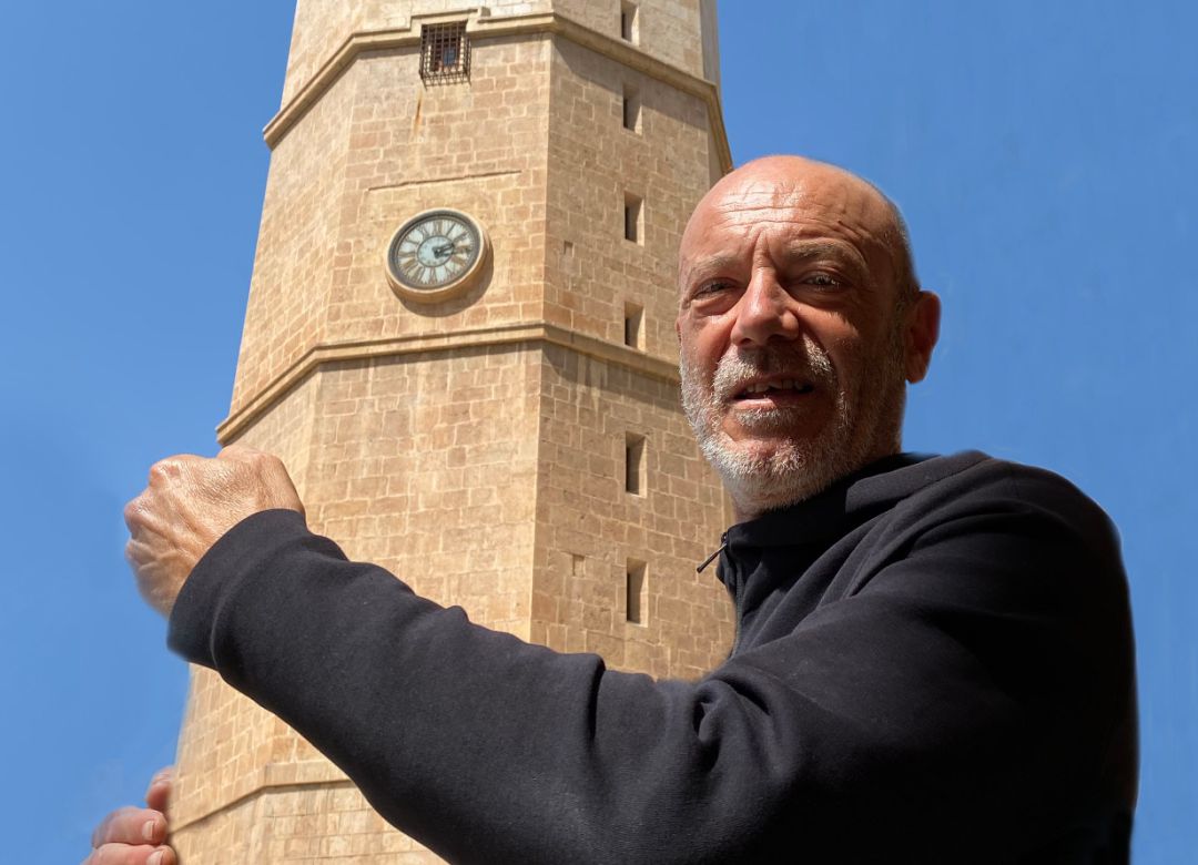 Manolo Guía abrazado al Fadrí de Castelló. Manolo Guía abrazado al Fadrí de Castelló.