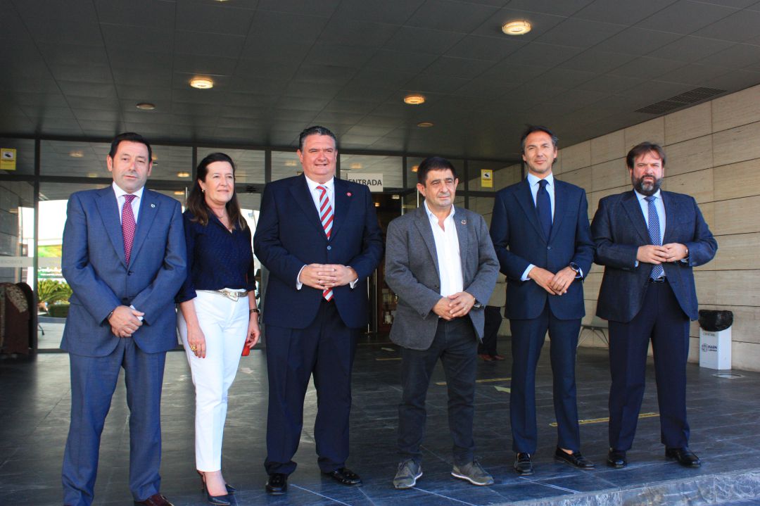 De izquierda a derecha: Francisco Pastrana, Ada Bernal, Bartolomé González, Francisco Reyes, Mario Azañón, y Manuel Alfonso Torres. De izquierda a derecha: Francisco Pastrana, Ada Bernal, Bartolomé González, Francisco Reyes, Mario Azañón, y Manuel Alfonso Torres.
