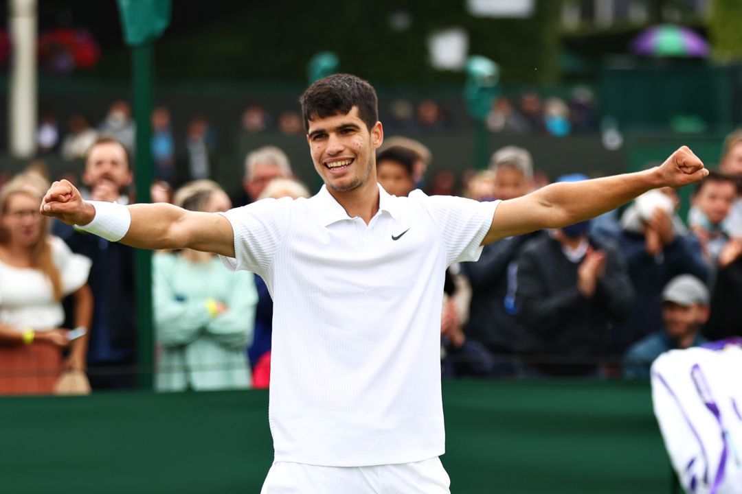 Carlos Alcaraz celebra su primera victoria en Wimbledon Carlos Alcaraz celebra su primera victoria en Wimbledon