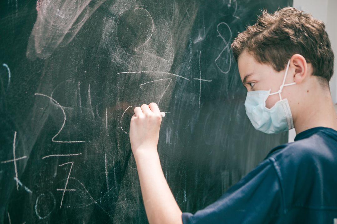 Un niño con mascarilla en el colegio Un niño con mascarilla en el colegio