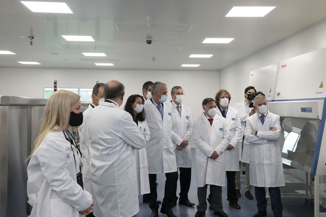 Varios representantes institucionales, durante su visita a la nueva planta de Viralgen Varios representantes institucionales, durante su visita a la nueva planta de Viralgen