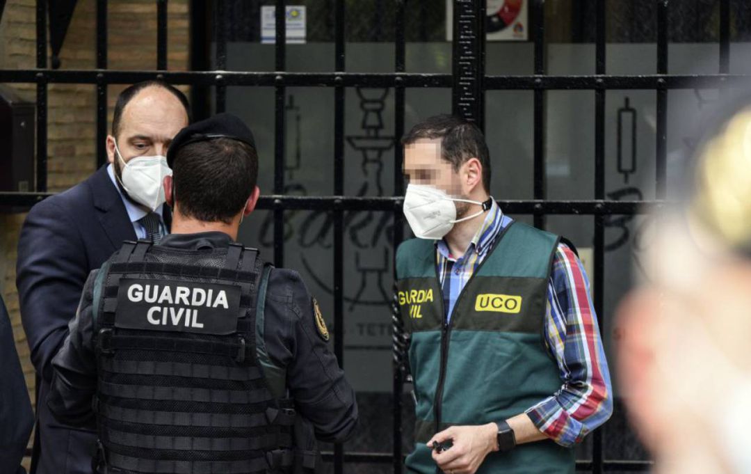 Un grupo de agentes de la Unidad Central Operativa de la Guardia Civil (UCO), durante un registro en el marco de la operación Azud Un grupo de agentes de la Unidad Central Operativa de la Guardia Civil (UCO), durante un registro en el marco de la operación Azud