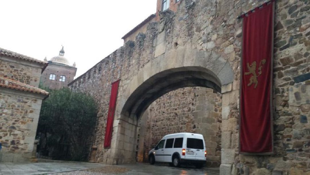 El Arco de la Estrella caracterizado como parte de Desembarco del Rey con los estandartes de la Casa Lannister El Arco de la Estrella caracterizado como parte de Desembarco del Rey con los estandartes de la Casa Lannister