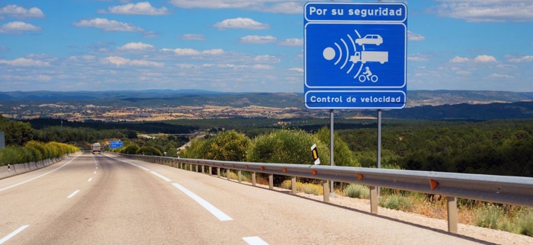 Imagen de un cartel avisando de la presencia de un radar de velocidad Imagen de un cartel avisando de la presencia de un radar de velocidad
