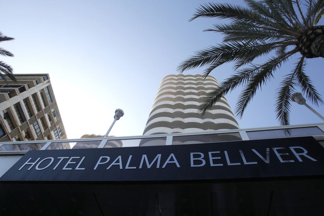 Fachada del hotel Palma Bellver, donde estaban confinados 249 jóvenes que han tenido relación directa o indirecta con el brote de un viaje de estudios a Mallorca. Fachada del hotel Palma Bellver, donde estaban confinados 249 jóvenes que han tenido relación directa o indirecta con el brote de un viaje de estudios a Mallorca.